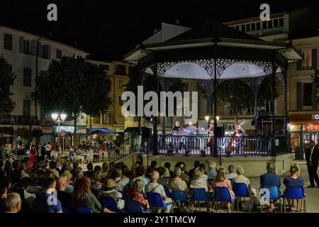 Quartetto d'archi sulla tribuna che suona un concerto nella Place National nella città vecchia di Antibes, Costa Azzurra. Foto Stock
