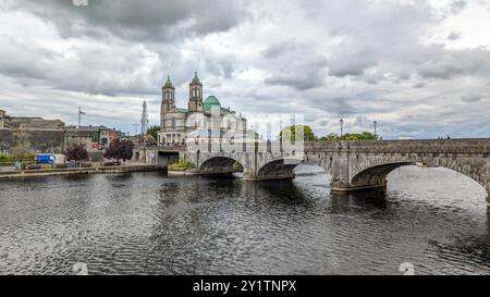 Splendido paesaggio urbano antico, Chiesa dei Santi Pietro e Paolo sul fiume Shannon ad Athlone, città di Westmeath, Irlanda, punto di riferimento e architettura Foto Stock