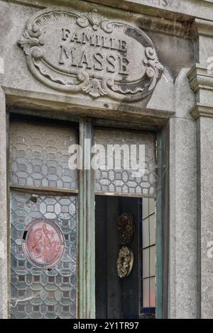 Vetrate colorate e corone in ceramica in un mausoleo nel cimitero di Pere Lachaise, Parigi, Francia Foto Stock