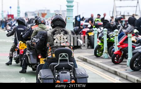 Brighton Regno Unito 8 settembre 2024 - centinaia di motociclisti e Rockers all'Ace Day Brighton Burn Up, che fa parte del 30° anniversario dell'evento Ace Cafe Reunion, che inizia a Londra e termina a Madeira Drive a Brighton . L'evento del fine settimana di 3 giorni celebra la storia e il patrimonio del famoso Ace Cafe a Londra 25 anni dopo la sua chiusura nel 1969 con la prima riunione che si tiene nel 1994 a Londra e a Brighton: Credit Simon Dack / Alamy Live News Foto Stock