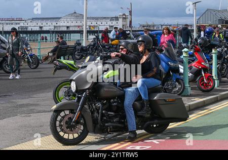 Brighton Regno Unito 8 settembre 2024 - centinaia di motociclisti e Rockers all'Ace Day Brighton Burn Up, che fa parte del 30° anniversario dell'evento Ace Cafe Reunion, che inizia a Londra e termina a Madeira Drive a Brighton . L'evento del fine settimana di 3 giorni celebra la storia e il patrimonio del famoso Ace Cafe a Londra 25 anni dopo la sua chiusura nel 1969 con la prima riunione che si tiene nel 1994 a Londra e a Brighton: Credit Simon Dack / Alamy Live News Foto Stock