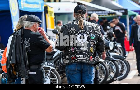 Brighton Regno Unito 8 settembre 2024 - centinaia di motociclisti e Rockers all'Ace Day Brighton Burn Up, che fa parte del 30° anniversario dell'evento Ace Cafe Reunion, che inizia a Londra e termina a Madeira Drive a Brighton . L'evento del fine settimana di 3 giorni celebra la storia e il patrimonio del famoso Ace Cafe a Londra 25 anni dopo la sua chiusura nel 1969 con la prima riunione che si tiene nel 1994 a Londra e a Brighton: Credit Simon Dack / Alamy Live News Foto Stock