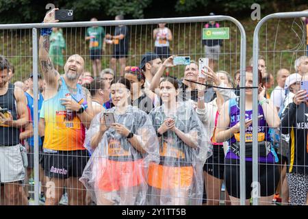 Newcastle, Regno Unito, 8 settembre 2024, spettatori e corridori alla AJ Bell Great North Run 2024, crediti: Aaron Badkin/Alamy Live News Foto Stock