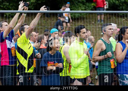 Newcastle, Regno Unito, 8 settembre 2024, spettatori e corridori alla AJ Bell Great North Run 2024, crediti: Aaron Badkin/Alamy Live News Foto Stock