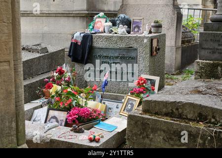 La tomba di Jim Morrison, il cantante dei Doors nel cimitero di Pere Lachaise, Parigi, Francia Foto Stock