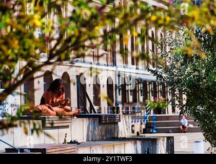 Berlino, Germania. 8 settembre 2024. Una donna e un uomo prendono il sole nell'Osthafen. Crediti: Paul Zinken/dpa/Alamy Live News Foto Stock