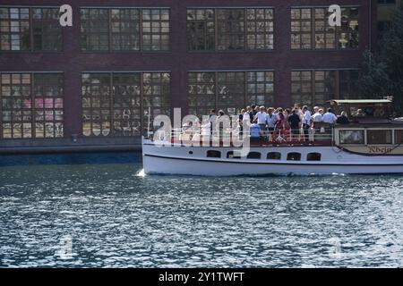 Berlino, Germania. 8 settembre 2024. I passeggeri sono ben sistemati sul ponte di una barca per escursioni. Crediti: Paul Zinken/dpa/Alamy Live News Foto Stock