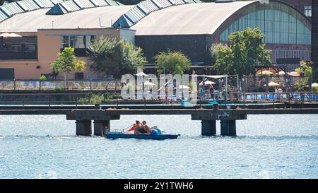 Berlino, Germania. 8 settembre 2024. Una donna e un uomo si godono il tempo di fine estate su un pedalò sulla Sprea. Crediti: Paul Zinken/dpa/Alamy Live News Foto Stock