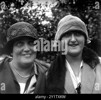 Le signore tedesche Emmy Glansman e Matha indossano stole e cappelli di visone 1925 Foto Stock