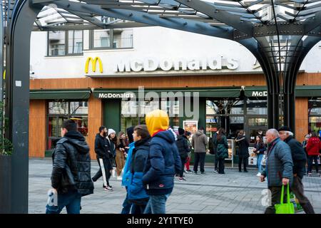 Ristorante fast food Oside McDonald's e persone che passano a Sofia, Bulgaria, Europa orientale, Balcani, UE Foto Stock