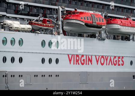 Primo piano che mostra le scialuppe di salvataggio sulla nave da crociera Virgin Resilient Lady ormeggiata a Portsmouth, in Inghilterra. Settembre 2024. Foto Stock