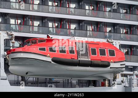 Primo piano che mostra le scialuppe di salvataggio sulla nave da crociera Virgin Resilient Lady ormeggiata a Portsmouth, in Inghilterra. Settembre 2024. Foto Stock