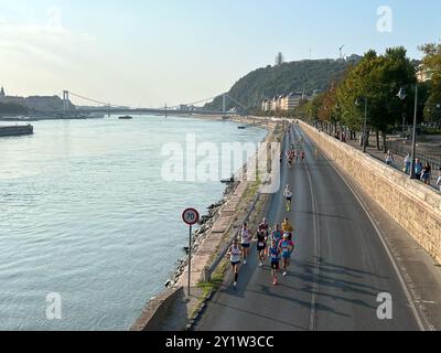 Budapest, Ungheria - 8 settembre 2024: Gara di corsa degli atleti di gruppo durante la maratona Wizz Air Foto Stock