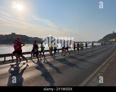 Budapest, Ungheria - 8 settembre 2024: Gara di corsa degli atleti di gruppo durante la maratona Wizz Air Foto Stock