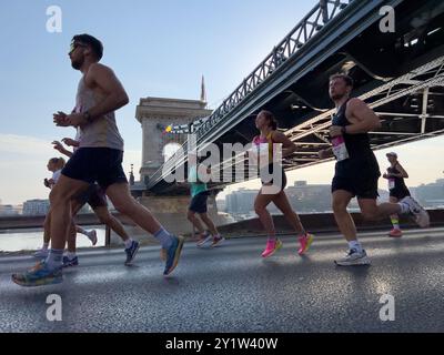 Budapest, Ungheria - 8 settembre 2024: Gara di corsa degli atleti di gruppo durante la maratona Wizz Air Foto Stock