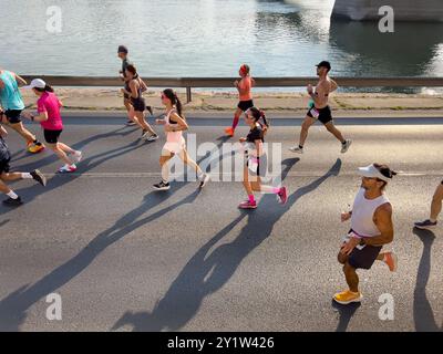 Budapest, Ungheria - 8 settembre 2024: Gara di corsa degli atleti di gruppo durante la maratona Wizz Air Foto Stock