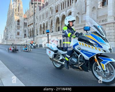 Budapest, Ungheria - 8 settembre 2024: Atleti di gruppo in sedia a rotelle durante la maratona Wizz Air Foto Stock
