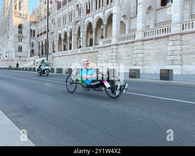 Budapest, Ungheria - 8 settembre 2024: Atleta in sedia a rotelle durante la maratona Wizz Air Foto Stock