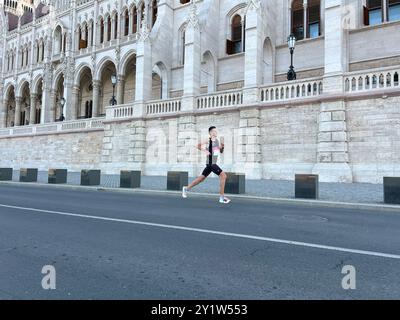 Budapest, Ungheria - 8 settembre 2024: Gara di corsa leader dell'atleta durante la maratona Wizz Air Foto Stock