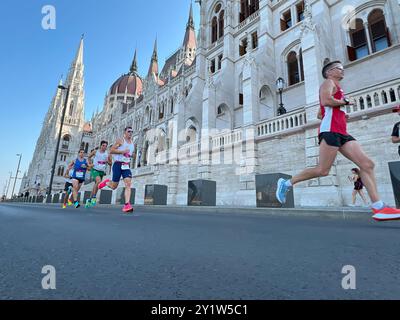 Budapest, Ungheria - 8 settembre 2024: Gara di corsa degli atleti di gruppo durante la maratona Wizz Air Foto Stock