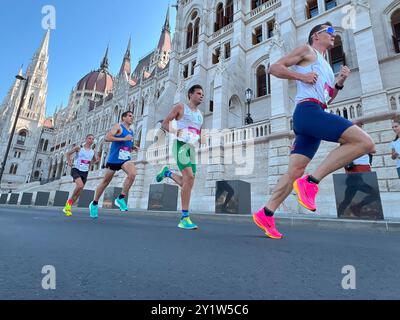 Budapest, Ungheria - 8 settembre 2024: Gara di corsa degli atleti di gruppo durante la maratona Wizz Air Foto Stock