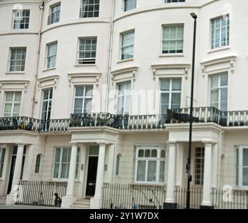 Case a schiera intelligenti, Bayswater Road, Bayswater, City of Westminster, Londra, Inghilterra, Regno Unito. Frontali ricurvi; edifici in stucco color crema; elegante Foto Stock