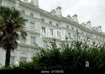 Elegante edificio con vista su Kensington Gardensl, Bayswater, City of Westminster, Londra, Inghilterra, Regno Unito. Case a schiera con giardino Foto Stock