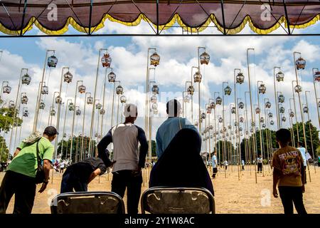 Yogyakarta, Indonesia. 8 settembre 2024. La gente guarda durante un concorso di cinguettio di tartarughe a Yogyakarta, Indonesia, 8 settembre 2024. Crediti: Agung Supriyanto/Xinhua/Alamy Live News Foto Stock