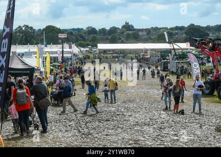 Dorchester, Dorset, Regno Unito. 8 settembre 2024. Meteo per il Regno Unito: I visitatori del Dorset County Show a Dorchester nel Dorset si tuffano nel fango dopo che le forti piogge hanno saturato il terreno ieri e la notte. Crediti fotografici: Graham Hunt/Alamy Live News Foto Stock