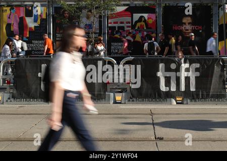 Toronto, Canada. 5 settembre 2024. Le persone passano davanti a un poster TIFF del Toronto International Film Festival a Toronto, Canada, il 7 settembre 2024. L'evento annuale del festival cinematografico si svolge dal 5 settembre 2024 al 15 settembre 2024 a Toronto, Canada. (Foto di Arrush Chopra/NurPhoto) crediti: NurPhoto SRL/Alamy Live News Foto Stock