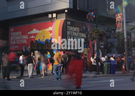 Toronto, Canada. 5 settembre 2024. Le persone passano davanti a un poster TIFF del Toronto International Film Festival a Toronto, Canada, il 7 settembre 2024. L'evento annuale del festival cinematografico si svolge dal 5 settembre 2024 al 15 settembre 2024 a Toronto, Canada. (Foto di Arrush Chopra/NurPhoto) crediti: NurPhoto SRL/Alamy Live News Foto Stock