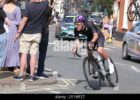 Wickham Market, Regno Unito. 8 settembre 2024. L'evento ciclistico maschile, il Tour of Britain, si conclude oggi con la sesta tappa nell'East Suffolk, partendo da Lowestoft e finendo a Felixstowe. I motociclisti stanno passando per il mercato di Wickham. Oliver Wood del team Saint Piran con un infortunio alla gamba. Credito: Vista orientale/Alamy Live News Foto Stock