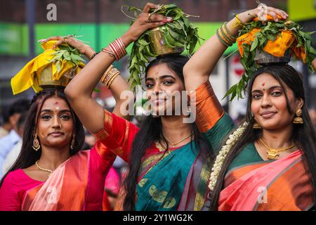 Londra, Regno Unito. 8 settembre 2024. Diverse migliaia di devoti della comunità Tamil prendono parte all'annuale Festival dei carri (Ter) dal tempio di Sivan Kovil per le strade di Lewisham. Le divinità di Ganesha e Lord Shiva sono trasportate in carri decorati. I devoti fanno offerte di latte, incenso bruciato, noci di cocco o frutta. Crediti: Imageplotter/Alamy Live News Foto Stock