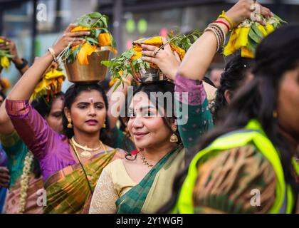 Londra, Regno Unito. 8 settembre 2024. Diverse migliaia di devoti della comunità Tamil prendono parte all'annuale Festival dei carri (Ter) dal tempio di Sivan Kovil per le strade di Lewisham. Le divinità di Ganesha e Lord Shiva sono trasportate in carri decorati. I devoti fanno offerte di latte, incenso bruciato, noci di cocco o frutta. Crediti: Imageplotter/Alamy Live News Foto Stock