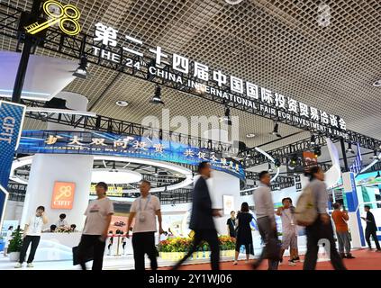 (240908) -- FUZHOU, 8 settembre 2024 (Xinhua) -- le persone visitano la 24a Fiera internazionale cinese per gli investimenti e il commercio (CIFIT) a Xiamen, nella provincia del Fujian nella Cina sud-orientale, 8 settembre 2024. Con una superficie di circa 120.000 metri quadrati, il CIFIT di quattro giorni ha aperto qui la domenica e attira visitatori da 119 paesi e regioni, di cui circa il 80% sono paesi partner della Belt and Road Initiative (BRI). Il CIFIT di quest'anno mette in evidenza l'economia digitale, la nuova energia e l'innovazione verde. Si prevede che funga da piattaforma per oltre 80 eventi di investimento e attività di roadshow. (Xinhua/Lin Shanch Foto Stock