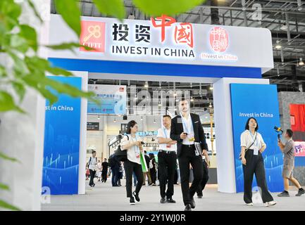 (240908) -- FUZHOU, 8 settembre 2024 (Xinhua) -- i commercianti visitano l'area "Invest in China" della 24a Fiera internazionale cinese per gli investimenti e il commercio (CIFIT) a Xiamen, nella provincia del Fujian della Cina sud-orientale, 8 settembre 2024. Con una superficie di circa 120.000 metri quadrati, il CIFIT di quattro giorni ha aperto qui la domenica e attira visitatori da 119 paesi e regioni, di cui circa il 80% sono paesi partner della Belt and Road Initiative (BRI). Il CIFIT di quest'anno mette in evidenza l'economia digitale, la nuova energia e l'innovazione verde. Si prevede che funga da piattaforma per oltre 80 eventi di investimento e roadsh Foto Stock