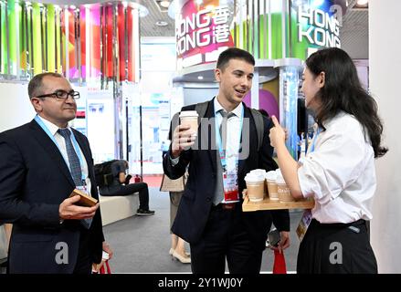 (240908) -- FUZHOU, 8 sett. 2024 (Xinhua) -- gli ospiti assaggiano il tè bianco fuding della provincia del Fujian durante la 24a Fiera internazionale cinese per gli investimenti e il commercio (CIFIT) a Xiamen, nella provincia del Fujian, nella Cina sud-orientale, 8 sett. 2024. Con una superficie di circa 120.000 metri quadrati, il CIFIT di quattro giorni ha aperto qui la domenica e attira visitatori da 119 paesi e regioni, di cui circa il 80% sono paesi partner della Belt and Road Initiative (BRI). Il CIFIT di quest'anno mette in evidenza l'economia digitale, la nuova energia e l'innovazione verde. Si prevede che funga da piattaforma per oltre 80 eventi di investimento Foto Stock