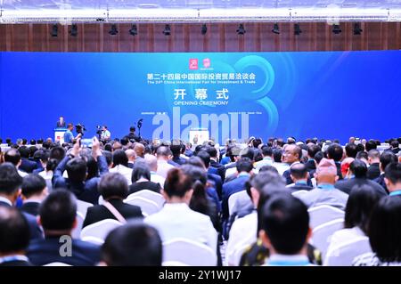 (240908) -- FUZHOU, 8 settembre 2024 (Xinhua) -- la cerimonia di apertura della 24a Fiera internazionale cinese per gli investimenti e il commercio (CIFIT) si tiene a Xiamen, nella provincia del Fujian, nella Cina sudorientale, 8 settembre 2024. Con una superficie di circa 120.000 metri quadrati, il CIFIT di quattro giorni ha aperto qui la domenica e attira visitatori da 119 paesi e regioni, di cui circa il 80% sono paesi partner della Belt and Road Initiative (BRI). Il CIFIT di quest'anno mette in evidenza l'economia digitale, la nuova energia e l'innovazione verde. Si prevede che funga da piattaforma per oltre 80 eventi di investimento e attività di roadshow. Foto Stock