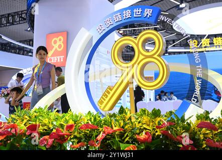 (240908) -- FUZHOU, 8 settembre 2024 (Xinhua) -- le persone visitano la 24a Fiera internazionale cinese per gli investimenti e il commercio (CIFIT) a Xiamen, nella provincia del Fujian nella Cina sud-orientale, 8 settembre 2024. Con una superficie di circa 120.000 metri quadrati, il CIFIT di quattro giorni ha aperto qui la domenica e attira visitatori da 119 paesi e regioni, di cui circa il 80% sono paesi partner della Belt and Road Initiative (BRI). Il CIFIT di quest'anno mette in evidenza l'economia digitale, la nuova energia e l'innovazione verde. Si prevede che funga da piattaforma per oltre 80 eventi di investimento e attività di roadshow. (Xinhua/Lin Shanch Foto Stock