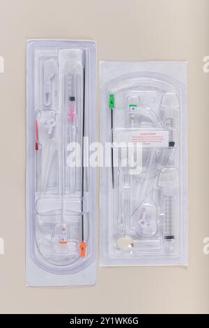 Kit trasmettitore introduttore, guaina introduttore. Guaina per cannula per l'inserimento della linea arteriosa insieme a un ago per puntura. Guaina per cannula per li arteriosi Foto Stock