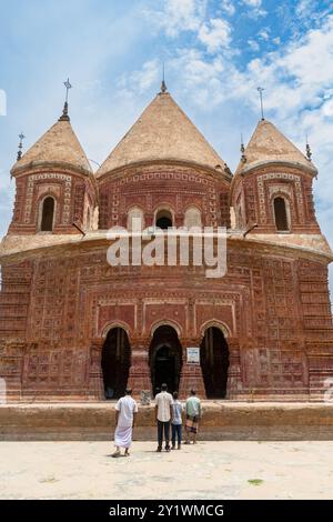 Puthia, Bangladesh - 04.21.2023: Tempio Pancha Ratna Govinda, divisione Rajshahi, Puthia, Bangladesh. Foto Stock