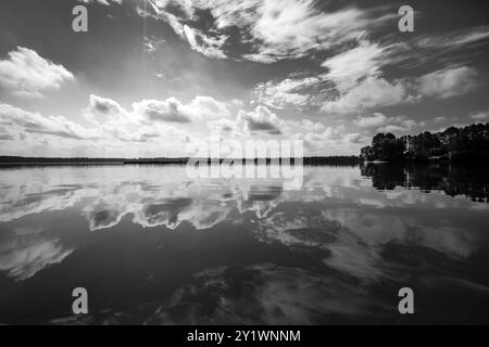 Lago Nokomis a Tomahawk, Wisconsin in estate, orizzontale Foto Stock