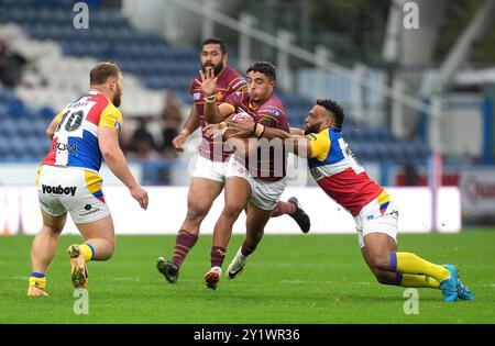 Kieran Rush degli Huddersfield Giants placcato da Lewis Bienek dei London Broncos (a sinistra) e Emmanuel Waine (a destra) durante il Betfred Super League match al John Smith's Stadium di Huddersfield. Data foto: Domenica 8 settembre 2024. Foto Stock