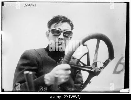 Ritratto del pilota Bob Burman, in un'auto d'epoca - c 1910–1915 - automobile - un pilota americano. Era un pioniere a ruota aperta. Foto Stock