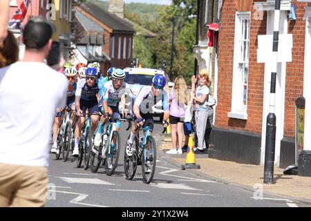 Wickham Market, Regno Unito. 8 settembre 2024. L'evento ciclistico maschile, il Tour of Britain, si conclude oggi con la sesta tappa nell'East Suffolk, partendo da Lowestoft e finendo a Felixstowe. I motociclisti stanno passando per il mercato di Wickham. Simon Clarke del team Israel-Premier Tech guida i piloti. Credito: Vista orientale/Alamy Live News Foto Stock