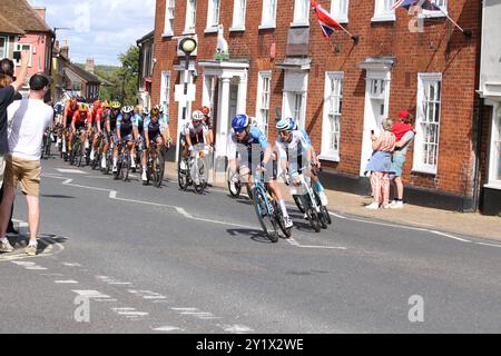 Wickham Market, Regno Unito. 8 settembre 2024. L'evento ciclistico maschile, il Tour of Britain, si conclude oggi con la sesta tappa nell'East Suffolk, partendo da Lowestoft e finendo a Felixstowe. I motociclisti stanno passando per il mercato di Wickham. Simon Clarke del team Israel-Premier Tech guida il gruppo. Credito: Vista orientale/Alamy Live News Foto Stock