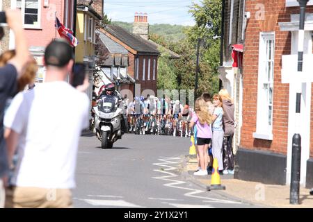 Wickham Market, Regno Unito. 8 settembre 2024. L'evento ciclistico maschile, il Tour of Britain, si conclude oggi con la sesta tappa nell'East Suffolk, partendo da Lowestoft e finendo a Felixstowe. I motociclisti stanno passando per il mercato di Wickham. Credito: Vista orientale/Alamy Live News Foto Stock