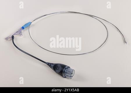 Angioplastica dello stent cardiaco. Stent e catetere per l'impianto nei vasi sanguigni con palloncino vuoto e pieno. Stent metallico per impianto e sup Foto Stock