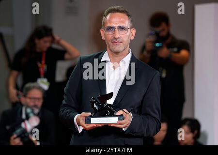 Venezia, Italia. 7 settembre 2024. Bogdan Muresanu posa con il Leone per il miglior Premio cinematografico durante la 81a Mostra Internazionale d'Arte cinematografica di Venezia al Palazzo del Cinema sabato 7 settembre 2024 a Venezia, Italia. Foto di Rocco Spaziani/UPI credito: UPI/Alamy Live News Foto Stock