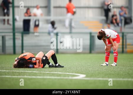 Londra, Regno Unito. 8 settembre 2024. Londra, Inghilterra, 8 settembre 2024: I giocatori reagiscono in seguito al fischio finale della partita di fa Womens National League Division One South East tra le api di Londra e Dulwich Hamlet all'Hive di Londra, Inghilterra. (Liam Asman/SPP) credito: SPP Sport Press Photo. /Alamy Live News Foto Stock